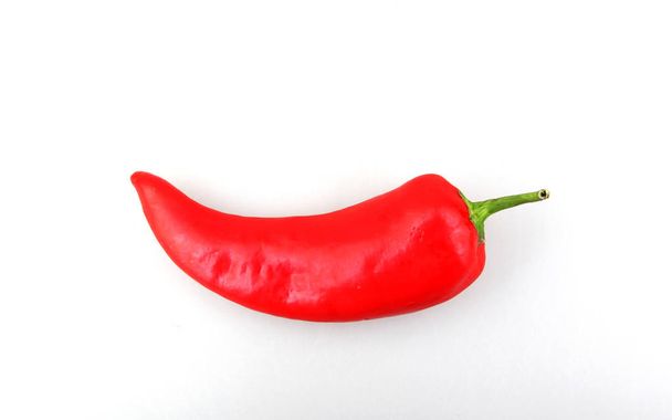 Close-up de pimenta vermelha contra fundo branco
 - Foto, Imagem