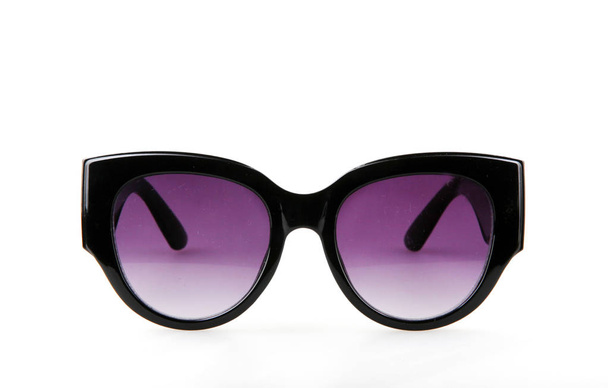 Стильні сонцезахисні окуляри на білому тлі
 - Фото, зображення