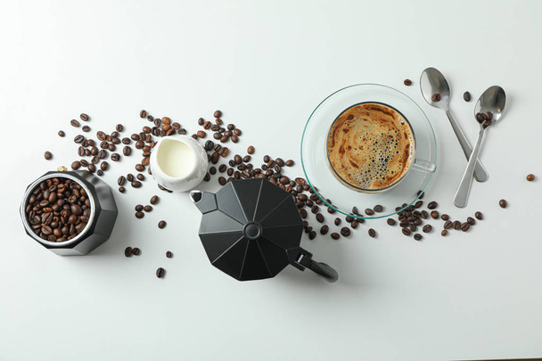 Platte lay compositie met koffie tijd accessoires op witte ACHTERG - Foto, afbeelding