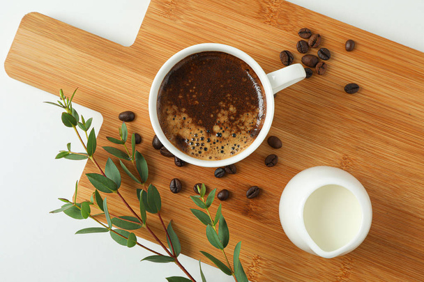 Vágódeszka csésze friss kávé, tej, kávébab és p - Fotó, kép