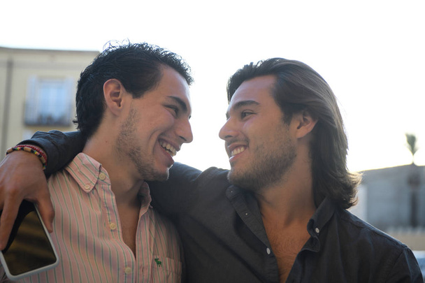 Schwules Paar umarmte sich und schaute genau hin - Foto, Bild