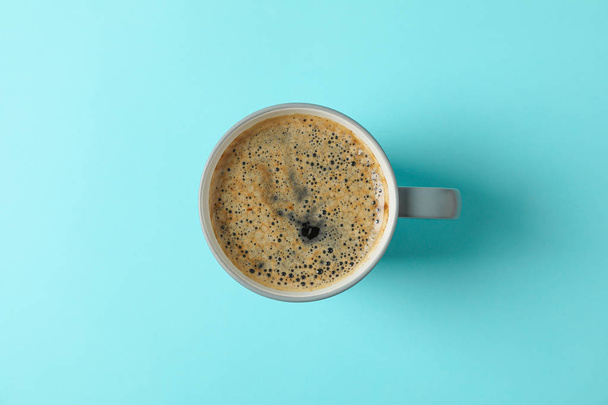 Чашка свежего кофе на цветном фоне, место для текста и сверху
  - Фото, изображение