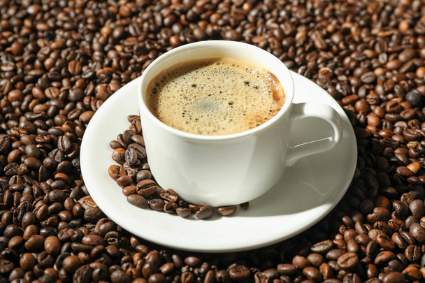 Xícara de café com espuma espumosa no fundo feijão, espaço para te
 - Foto, Imagem