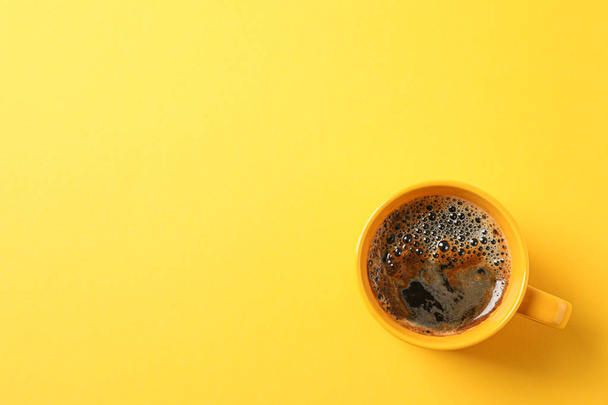 Tasse Kaffee mit schaumigem Schaum auf farbigem Hintergrund, Platz für - Foto, Bild