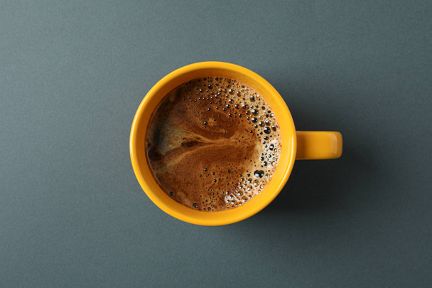 Siyah arka plan üzerinde köpükköpük lü kahve Fincan, te için alan - Fotoğraf, Görsel