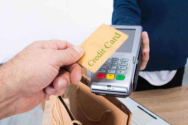 kopen en betalen met creditcard, elektronische betaling - Foto, afbeelding