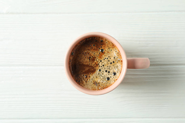 Чашка кофе с пеной на деревянном фоне, место для
 - Фото, изображение
