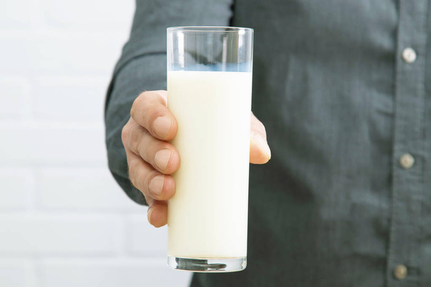mano con vaso de leche fresca
 - Foto, imagen