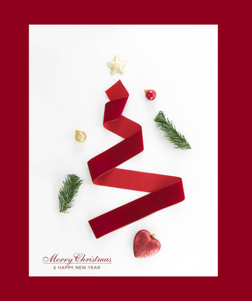 Χριστουγεννιάτικο δέντρο με κόκκινη κορδέλα, Χριστουγεννιάτικη κάρτα, μοναδικά δημιουργικά, κλαδιά δέντρων, Χριστουγεννιάτικη διακόσμηση, κάρτα παραμονής Πρωτοχρονιάς - Φωτογραφία, εικόνα