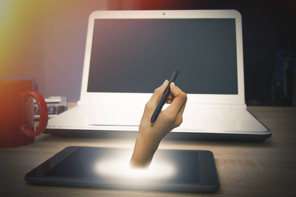 рука с ручкой и ноутбуком
 - Фото, изображение
