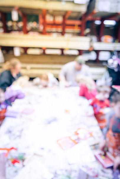 verschwommener Hintergrund Kinderbastelworkshop im Baumarkt in Amerika - Foto, Bild