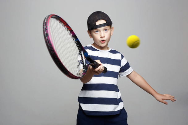 Sportovní kluk. Dítě s tenisovou raketu a Baltem - Fotografie, Obrázek