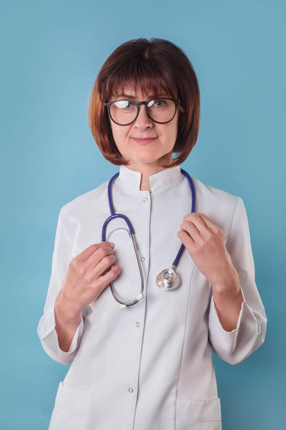 doctor in eyeglasses with stethoscope on blue background - Fotoğraf, Görsel