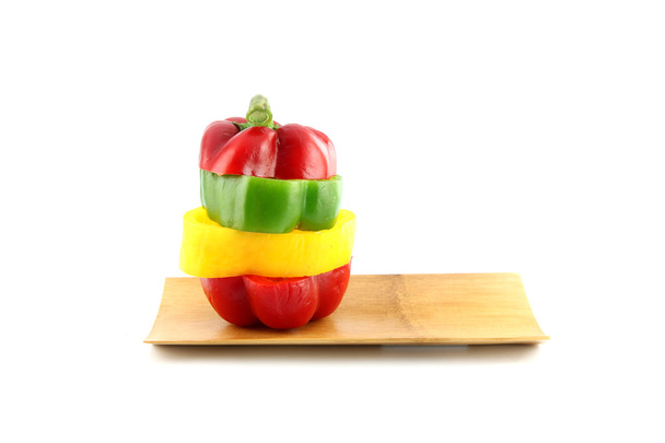 Snijd de drie kleur van paprika in verticaal gerangschikt. - Foto, afbeelding