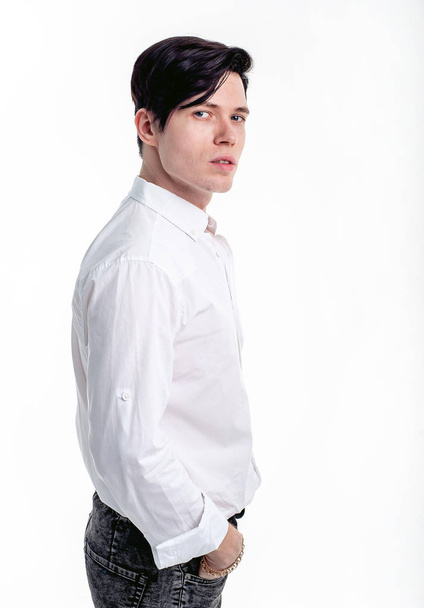 junge brünette Mann in weißem Hemd isoliert auf weißem Hintergrund  - Foto, Bild