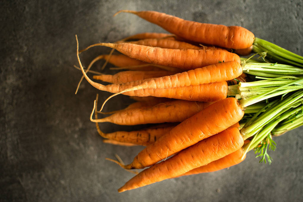 nantes Karotten auf rustikalem, dunklem Hintergrund - Foto, Bild