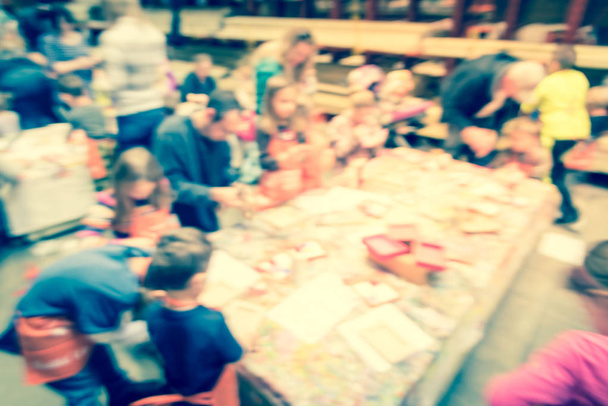 Розмита Довідкова діти ремісничого семінару в будівельному магазині в Америці - Фото, зображення