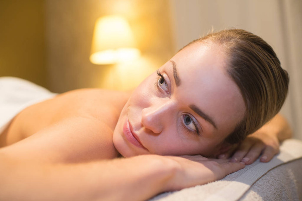 femme relaxante après une séance de massage
 - Photo, image