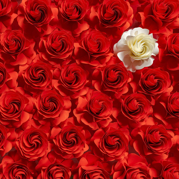 Λουλούδι από χαρτί, λευκά τριαντάφυλλα σε φόντο κόκκινα τριαντάφυλλα, αφηρημένη ροή - Φωτογραφία, εικόνα
