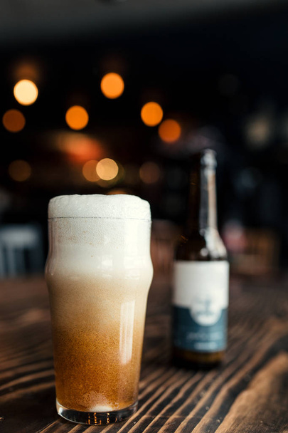 fresh foamy beer in a glass - Foto, immagini