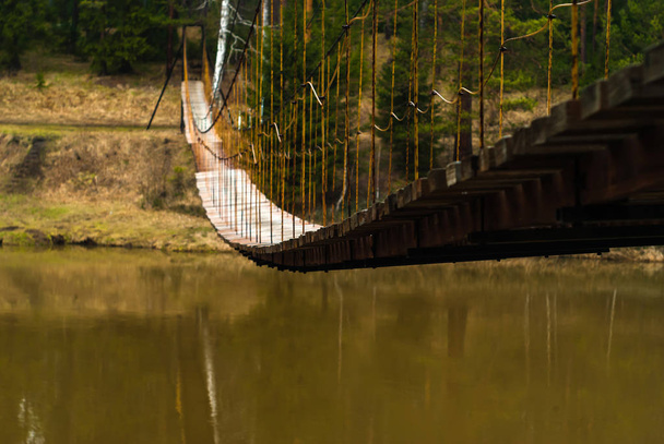 подвесной мост через холодную воду
 - Фото, изображение