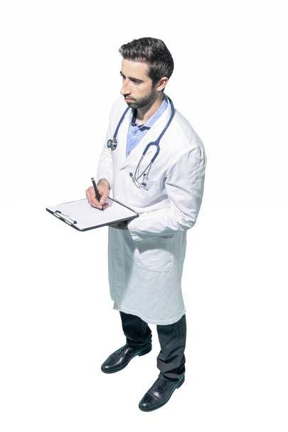 Médico escrevendo registros médicos em uma área de transferência
 - Foto, Imagem