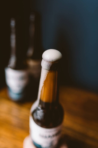 Bottiglia aperta di birra fredda
 - Foto, immagini