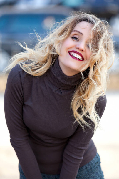 Portrait de femme souriante heureuse
 - Photo, image