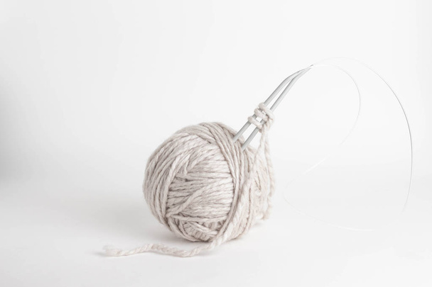boule de fil beige avec fil de laine et aiguilles à tricoter
 - Photo, image