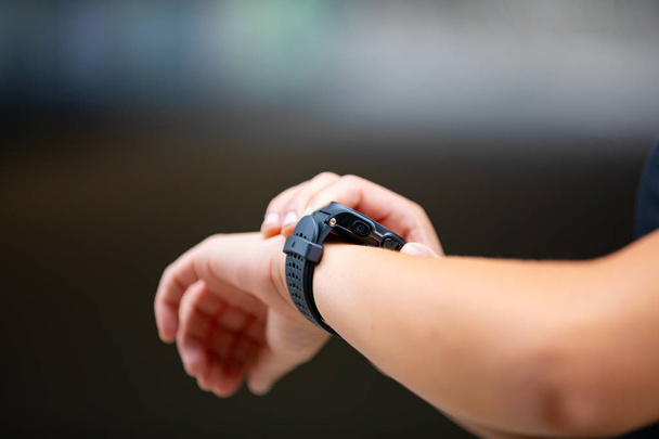 Frauenhände nach dem Laufen mit Fitness-Smartwatch - Foto, Bild
