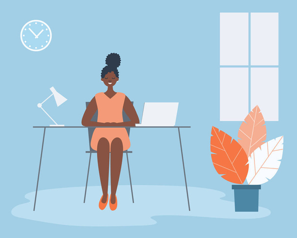 Pracownik biurowy w miejscu pracy. Młoda czarna kobieta siedzi przy biurku w niebieskim pokoju biurowym. Na zdjęciu laptop, lampa, zegar i kwiat. Funky płaski styl. Wektor - Wektor, obraz
