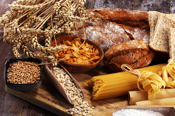 цілі зернові продукти зі складними вуглеводами на столі
 - Фото, зображення