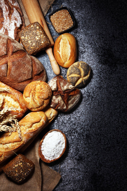Valikoima paistettua leipää ja leipää rullina maalaismainen harmaa leipomo
  - Valokuva, kuva