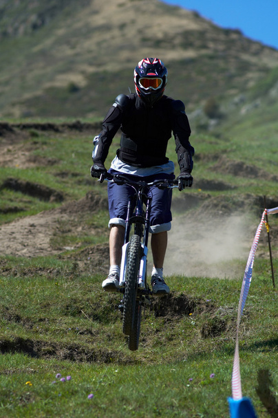 Fliegenbiker bei Downhill-Rennen - Foto, Bild