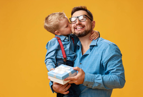 joyeuse fête des pères ! mignon papa et fils câlin sur jaune backgroun
 - Photo, image