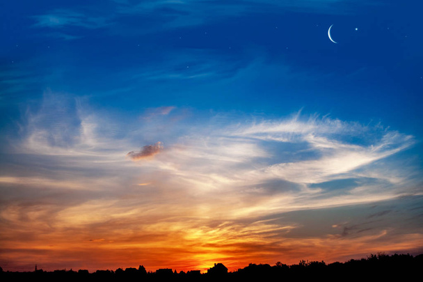 Srpek měsíce s krásným západem slunce pozadím. Štědrý Ramadán. Světlo z oblohy. Náboženství pozadí .   - Fotografie, Obrázek