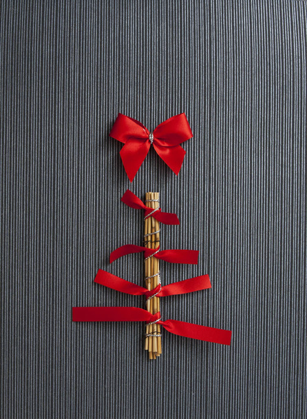Weihnachtsbaumkarte aus roten Bändern - Foto, Bild