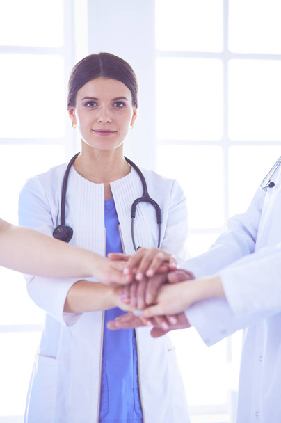 Lääkärit kokoavat kätensä yhteen. lähikuva - Valokuva, kuva