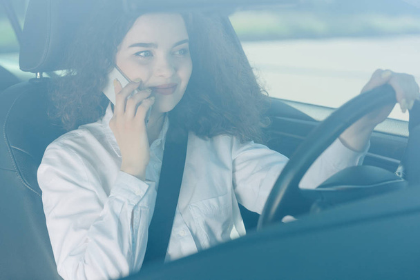 Portrét řidiče obchodní ženy při jízdě autem s mobilním telefonem. - Fotografie, Obrázek