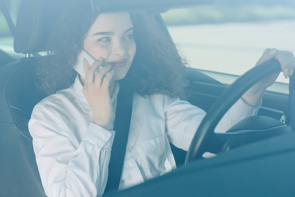 Retrato de mulher de negócios motorista falando seu telefone celular durante a condução do carro
. - Foto, Imagem