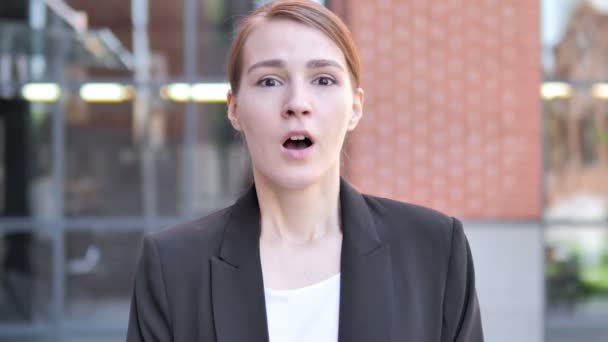 No, Young Businesswoman Shaking Head To Reject - Záběry, video