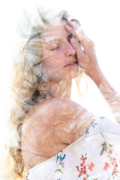 Портрет подвійної експозиції чуттєвої моделі, ніжно торкаючись її
  - Фото, зображення