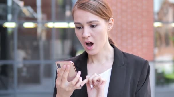 Outdoor Young Businesswoman järkyttynyt tappio kun käytät älypuhelinta
 - Materiaali, video