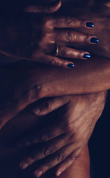 Zamknij widok męskich i żeńskich rąk na nagie kobiece ciało - Zdjęcie, obraz