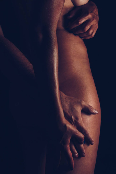 Nahaufnahme männlicher und weiblicher Hände am nackten weiblichen Körper - Foto, Bild