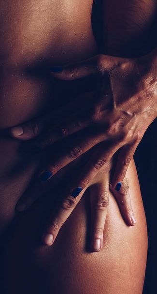 Çıplak kadın vücudunda erkek ve kadın ellerinin yakından görünümü - Fotoğraf, Görsel