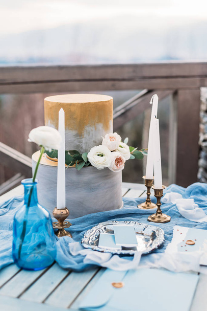 Красивий прикрашений романтичний весільний стіл біля гірської річки
 - Фото, зображення