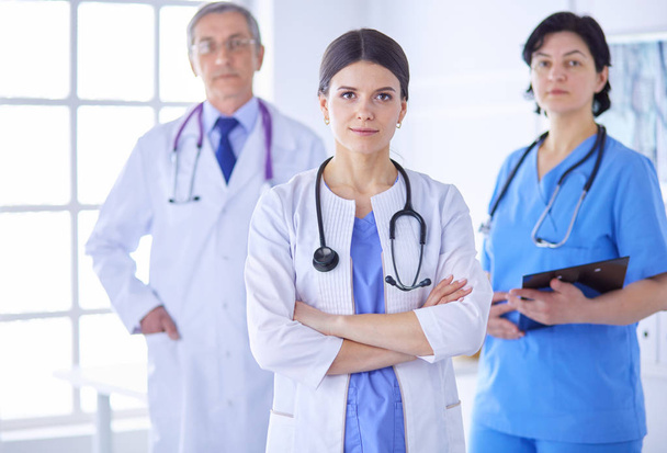 Группа врачей и медсестер, стоящих в больничной палате - Фото, изображение