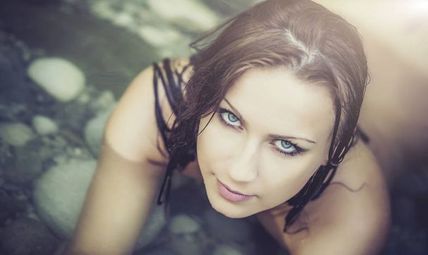Ritratto di giovane bella donna dagli occhi azzurri sdraiata nell'acqua limpida del fiume in estate. Concetto Wellness, Pubblicità
 - Foto, immagini