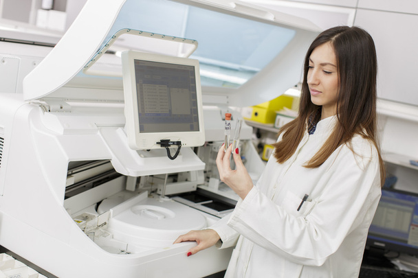 Young woman in the modern medical laboratory - Foto, immagini